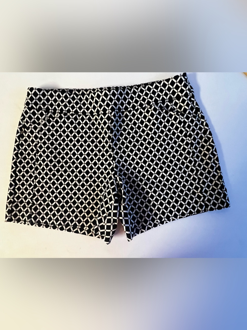 INC INTERNATIONAL CONCEPT BLACK & WHITE GEOMETRIC WOMEN’S SIZE 8 PULL-ON
SHORT